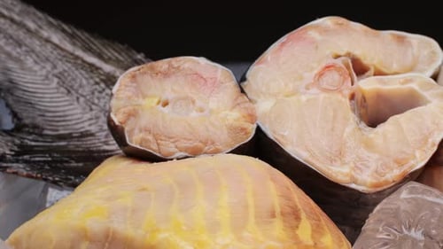 Frisches Störfischfilet auf dem Schreibtisch, Nahaufnahme, gebratenes, gesundes Essen, Konzept, Koch bereitet sich auf das Kochen vor