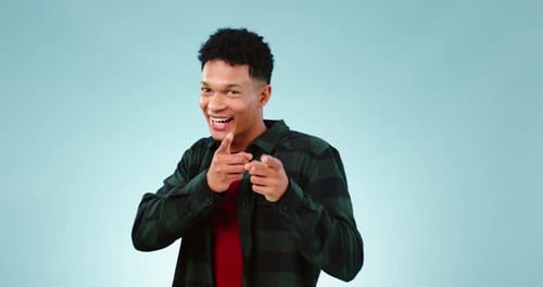 Hand zeigen, Gesicht und Mann mit dir im Studio, Angebot oder Einladung, Abstimmung