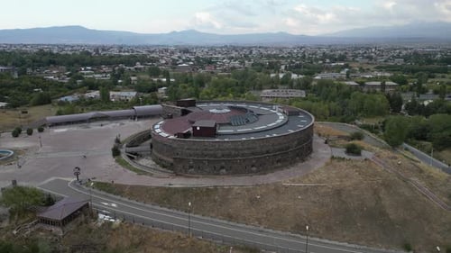 La forteresse noire impériale russe Sev Berd au sommet d'une colline à Gyumri, Arménie