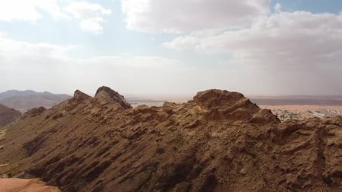 Drohnenaufnahme von Wüste und Berg