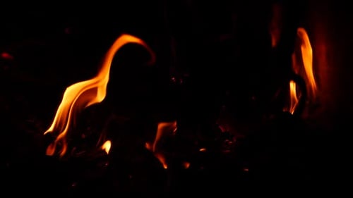 Im dunkelgelben Flammeneffekt breitet sich Feuer auf Substanz aus