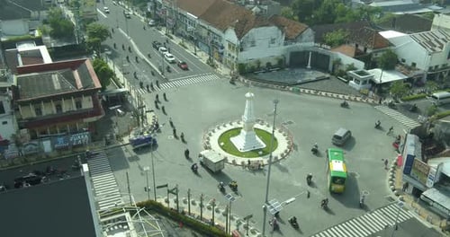 Tugu Jogja mit vielen vorbeifahrenden Fahrzeugen