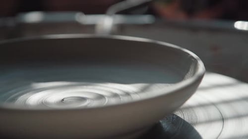 Produit en argile sur un tour de potier, vu de côté, en gros plan