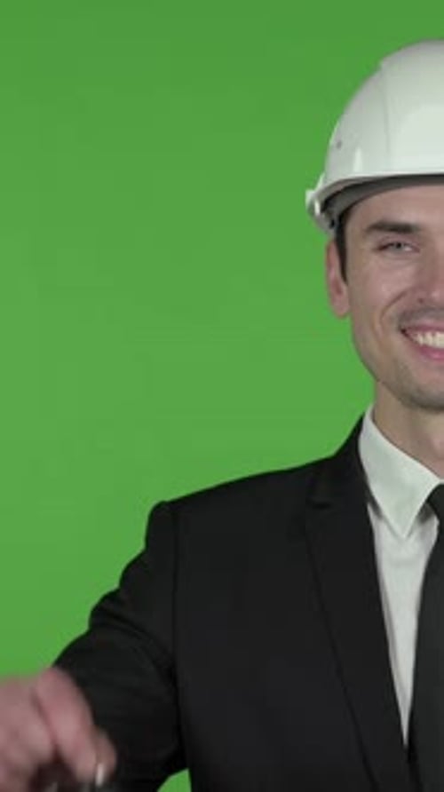 Junger Ingenieur zeigt House Key, Chroma Key, vertikales Video