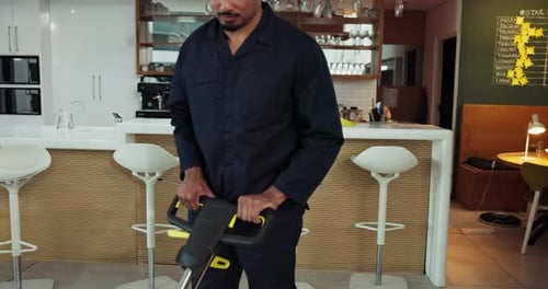 Concierge, travail d'équipe et personnel avec panneau de mise en garde, service d'hygiène et sol humide pour la désinfection