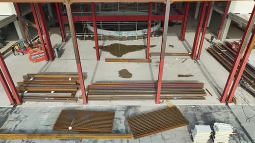 Vista aérea: Desarrollo urbano en progreso, sitio de construcción de un gran centro comercial