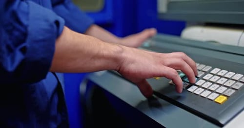 Arbeiter programmiert CNC-Maschine in Industrieanlage Nahaufnahme der Hände Prores