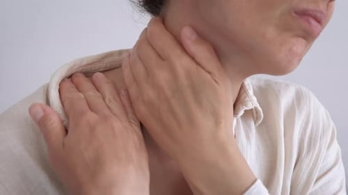Frauen spüren schmerzhafte Nackenbewegungen.