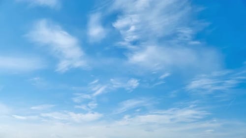 Des cirrus dans le ciel bleu diurne. Timelapse