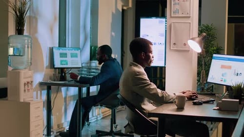 Employé et collègue travaillant de nuit