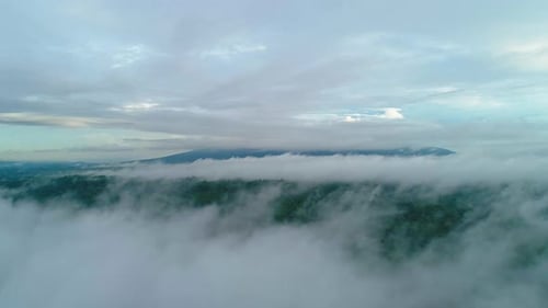 Vista por encima de las nubes de la mañana