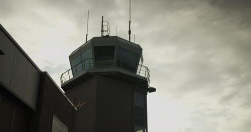 Niedriger Blickwinkel auf den Flughafenturm vor Wolken am Himmel, Flugsicherungs-Silhouette der Moderne