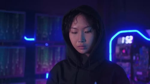 Ein Hacker benutzt einen Laptop, um nachts Daten zu stehlen