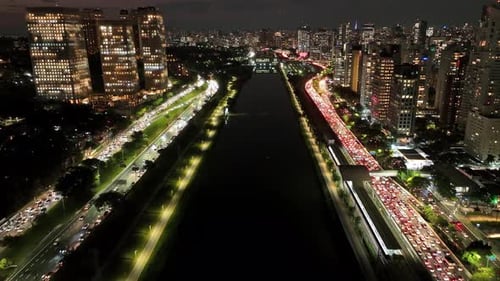 Tráfego rodoviário na noite da cidade em São Paulo, Brasil.