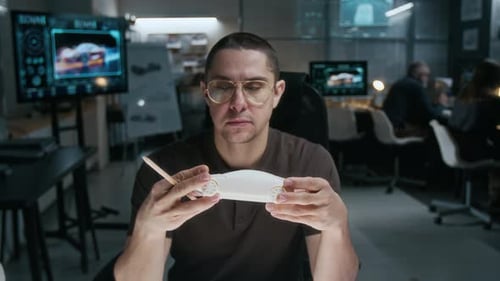 Un ingénieur en développement automobile de sexe masculin examine un nouveau prototype de multisegment