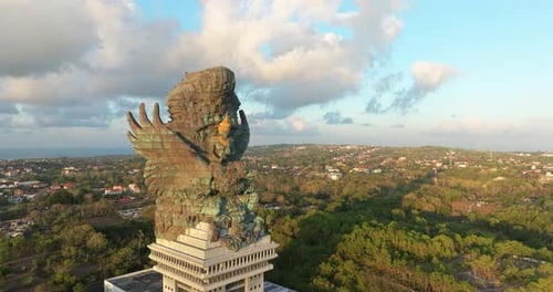 Vue aérienne par drone de la statue 4K de Vishnu à Garuda Wisnu Kencana au lever du soleil, Bali, Indonésie.