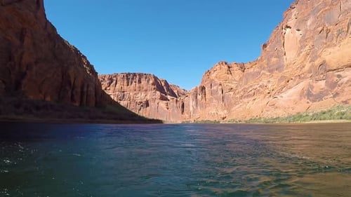 Les eaux tumultueuses du fleuve Colorado le long du Grand Canyon et les falaises rocheuses déchiquetées de l'A