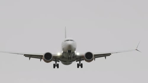 Frontansicht der Landung von Passagierflugzeugen