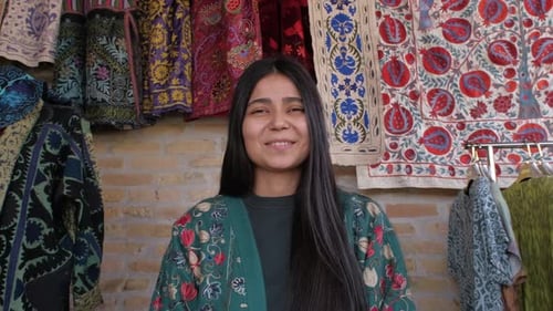 Mujer uzbeka vestida con ropa nacional, su expresión segura resalta su elegancia