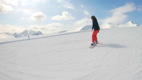 Winterferien Junge Snowboarderin fährt ins Skigebiet Snowboarderin auf dem Snowboard