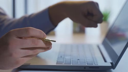 Investissement financier. Bitcoin dans la main d'un homme d'affaires.