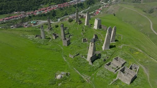 Vista aérea de las ruinas del complejo de torres Erzi en las montañas de Ingushetia, Rusia