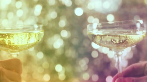 Taças de champanhe fazendo aplausos