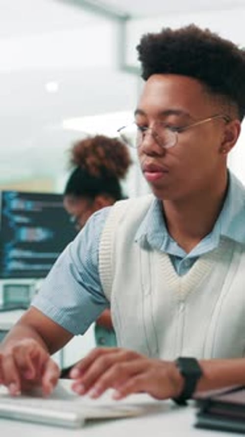 Escribidor, desarrollador de software y hombre de negocios en la oficina para la actualización, el desarrollo de juegos y la escritura de datos