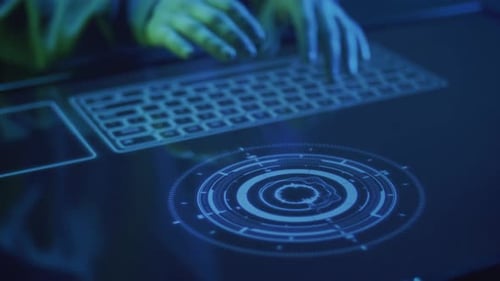Gros plan : Hacker Hands tape sur le clavier tactile