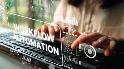 Mãos digitando no teclado com gráficos de automação de fluxo de trabalho digital e elementos de visualização de dados o