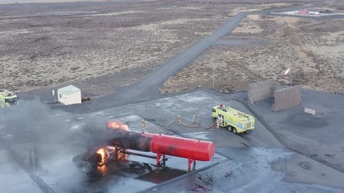 Triebwerksausfall mit Brand an nachgebauten Flugzeugen während der Brandbekämpfungstraining, Drohne