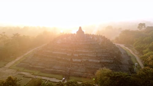 Luftaufnahme des Borobudur-Tempels bei Sonnenaufgang mit Morgennebel, Zentral-Java, Indonesien