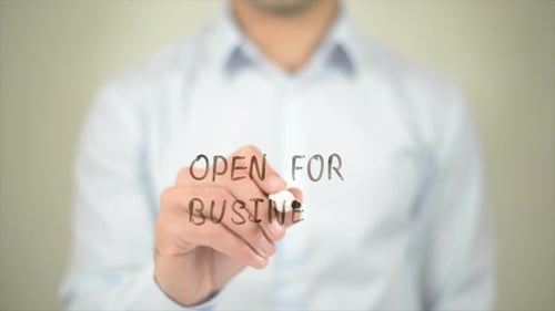 Ouvert aux affaires, un homme écrit sur un écran transparent