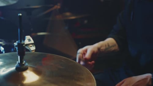 Faszinierende Schlagzeugperformance, die Können und Rhythmus an einem lebendigen Ort unter Beweis stellt