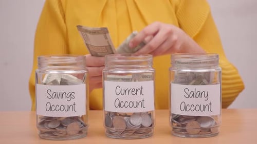 Épargner de l'argent sur un compte d'épargne, un compte courant et un compte de salaire, en roupie indienne
