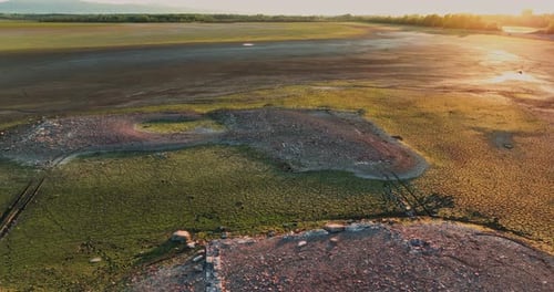 Blick auf das trockene Wasser rund um die Insel: Klimakrise