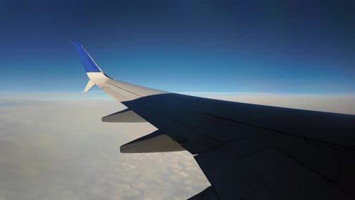 Visão ampla de Throw Airplane Porthole to Blue Sky, horário diurno