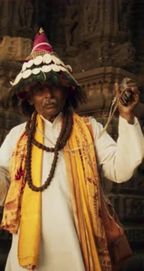 Écran vertical : Portrait d'un vieil homme indien en costume traditionnel jouant des instruments et Ch