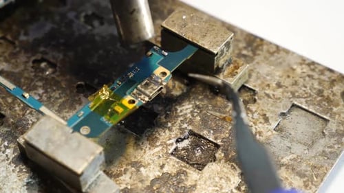 T121/ Reparatur von Mobiltelefonen. Service von digitalen Geräten. Austausch von Ersatzteilen. Löten funktioniert.