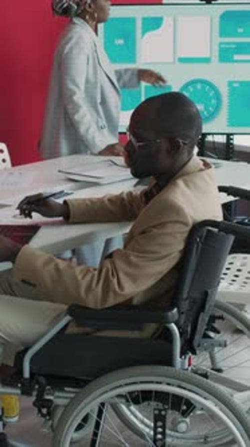 Une équipe diversifiée discute d'un projet de marketing dans une salle de réunion lumineuse