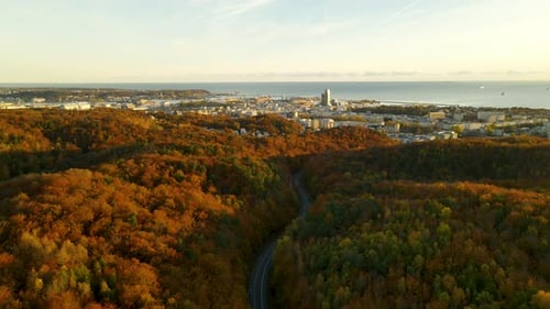 Baisse aérienne de la hauteur avec vue sur le Sea Tower et la baie de Gdansk à Gdynia en automne