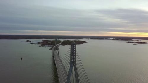 Turmbau einer Schrägseilbrücke, Rundantenne
