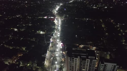 Construcción del proyecto de metro en la noche de la ciudad de Chennai