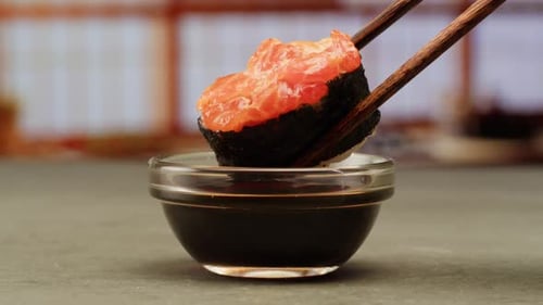Sushi Sashimi Nigiri Teller Japanisches Gunkan Maki Sushi Restaurant Frische Thunfisch- und Lachsscheiben in