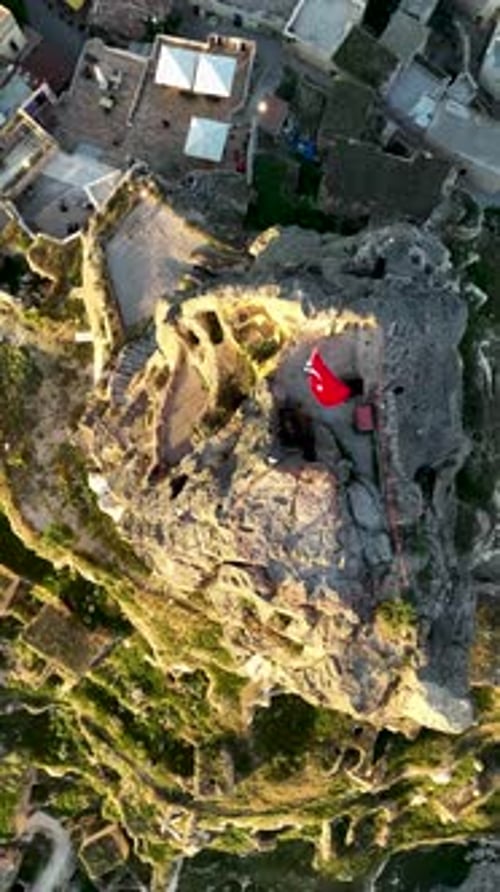 Vidéo verticale : vue aérienne impressionnante d'Ortahisar, Turquie, Cappadoce