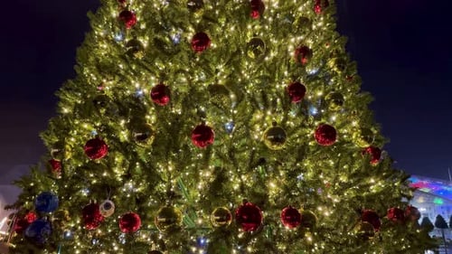 Brilliant Christmas Tree with Lights and Ornaments