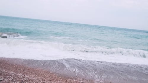 Stürmische Meereswellen an der Küste. Brechende Wellenlinie im Meer mit schaumiger weißer Textur. Passage des