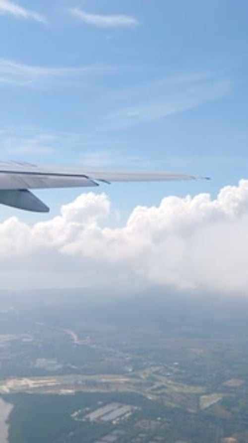 Höhenansicht der Wolken Luftaufnahme ruhiger Wolken, die über erhöhten Landformen schweben