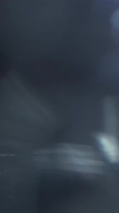 Verträumte blaue Lichtecks und ein sanftes Bokeh sorgen für einen ätherischen Glanz bei Overlays