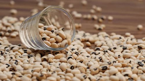 Petits pois noirs dans un bocal en verre